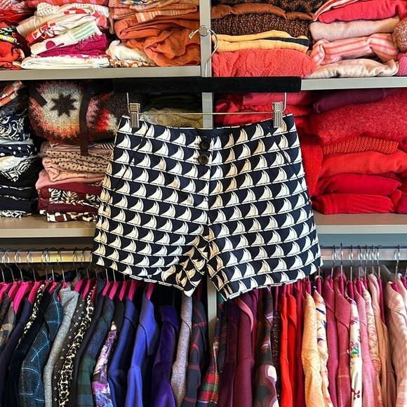 The Limited size 0 5” blue with white sailboats shorts - Picture 1 of 3